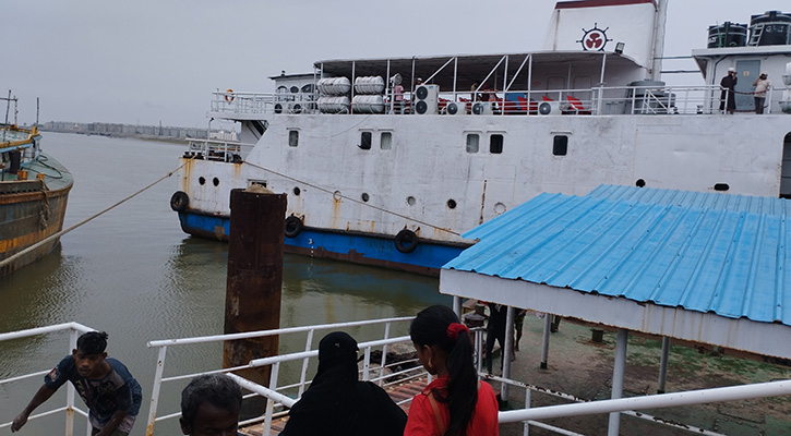 কক্সবাজার থেকে চাল,ডালসহ নিত্যপণ্য নিয়ে সেন্টমার্টিন গেল জাহাজ